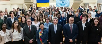 Photo de groupe de la conférence de Vadym OMELCHENKO avec le professeur Holeindre, Quentin EPRON? Emmanuelle CHEVREAU et les étudiants