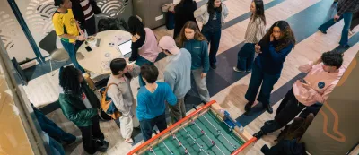 Des étudiants dans la Bulle d'Assas discutent